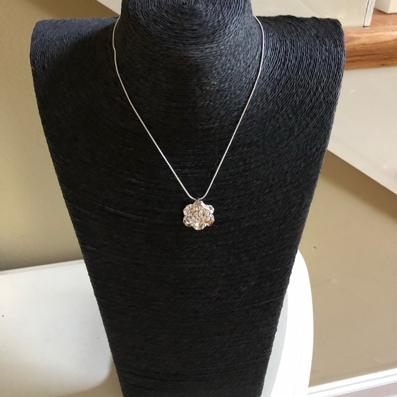 925 Stamped Sterling Silver Dainty Feminine Romantic Rose Pendant Neckla… - Picture 5 of 8